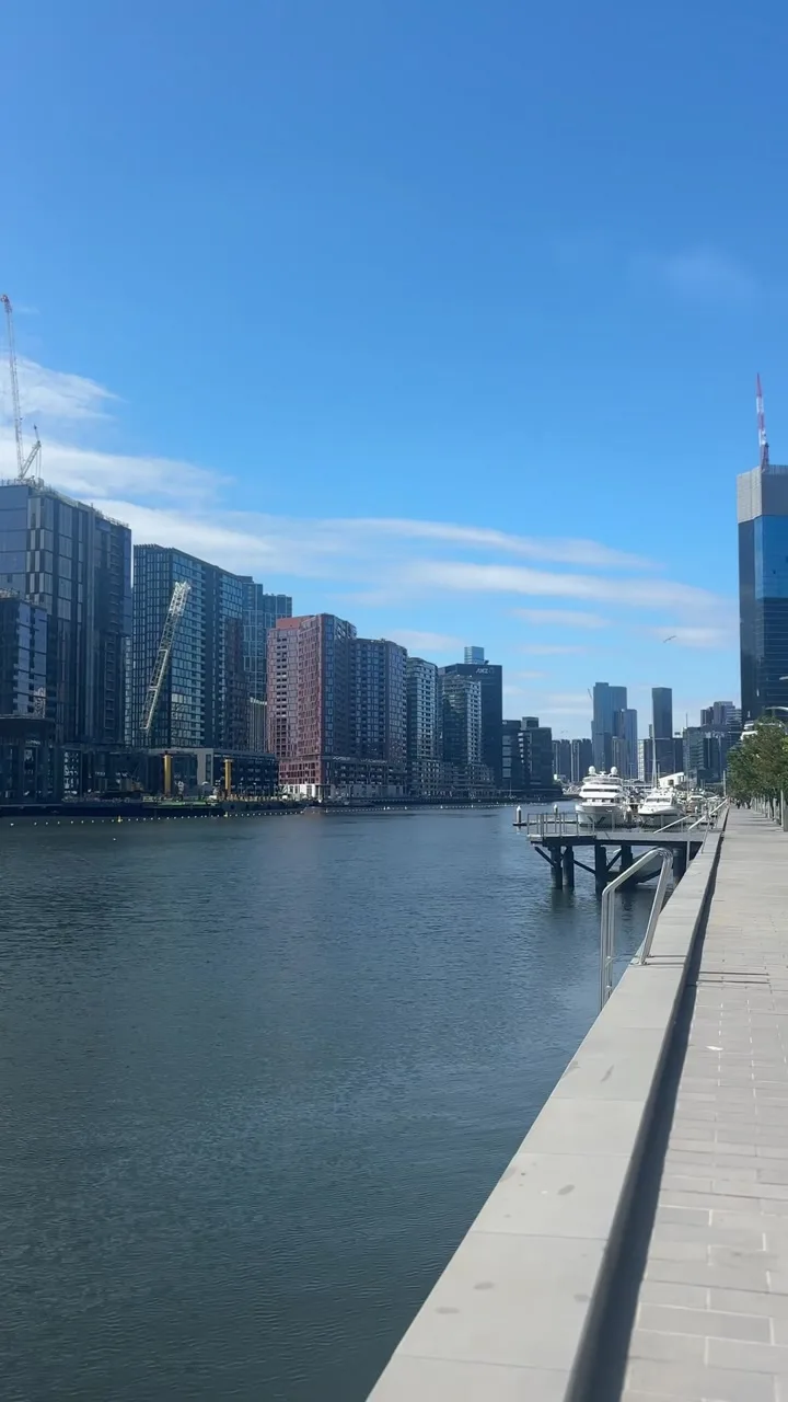 Kristof is 🚶 walking in Docklands.