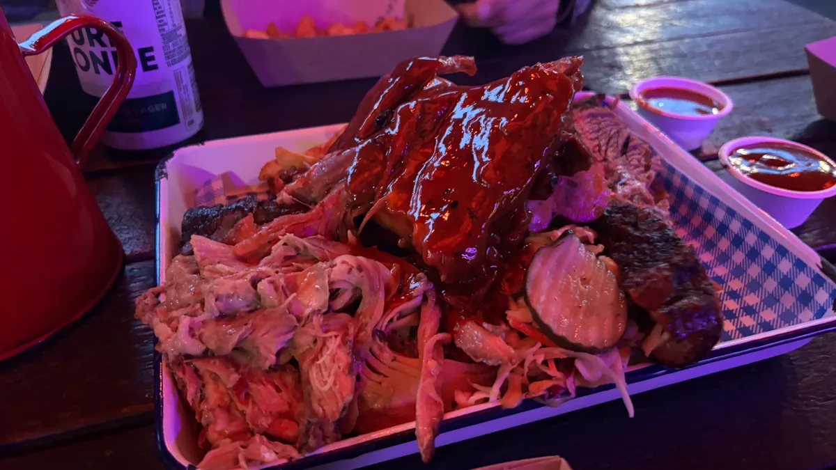 Kristof is 🍖 eating at Big Earle's Roadhouse Barbecue with Wlad and 4 others.