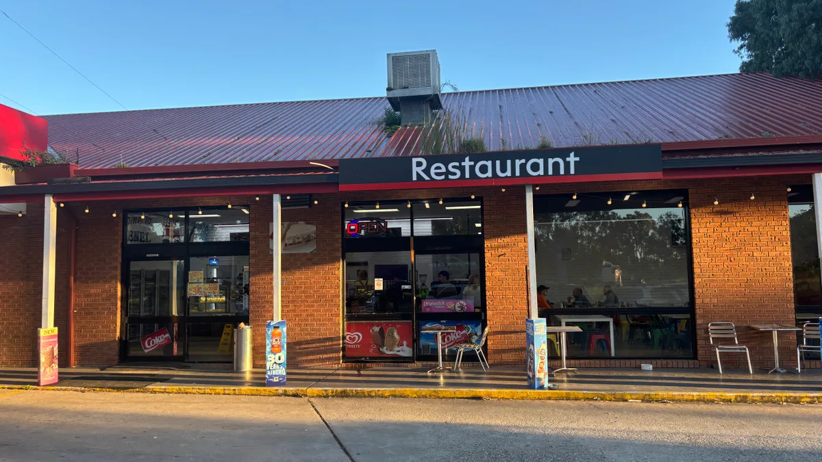 Kristof is 🧳 travelling at Avenel Roadhouse with Raphael and Nada.