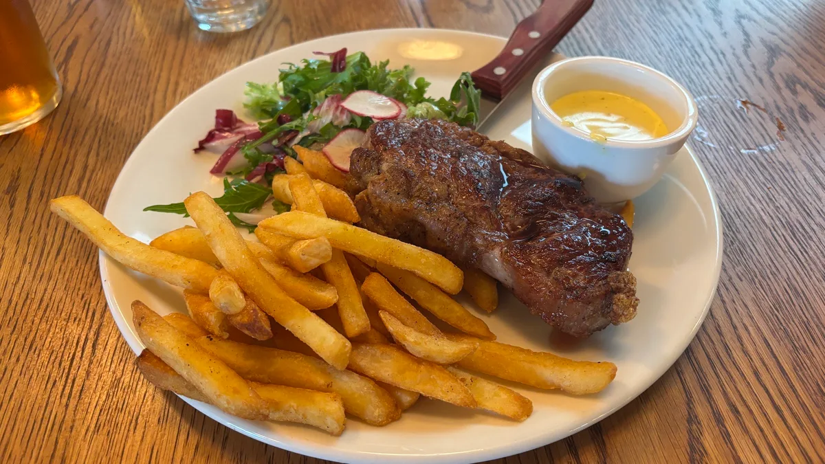 Kristof is 🍽️ eating at Railway Hotel with Raphael and Nada.