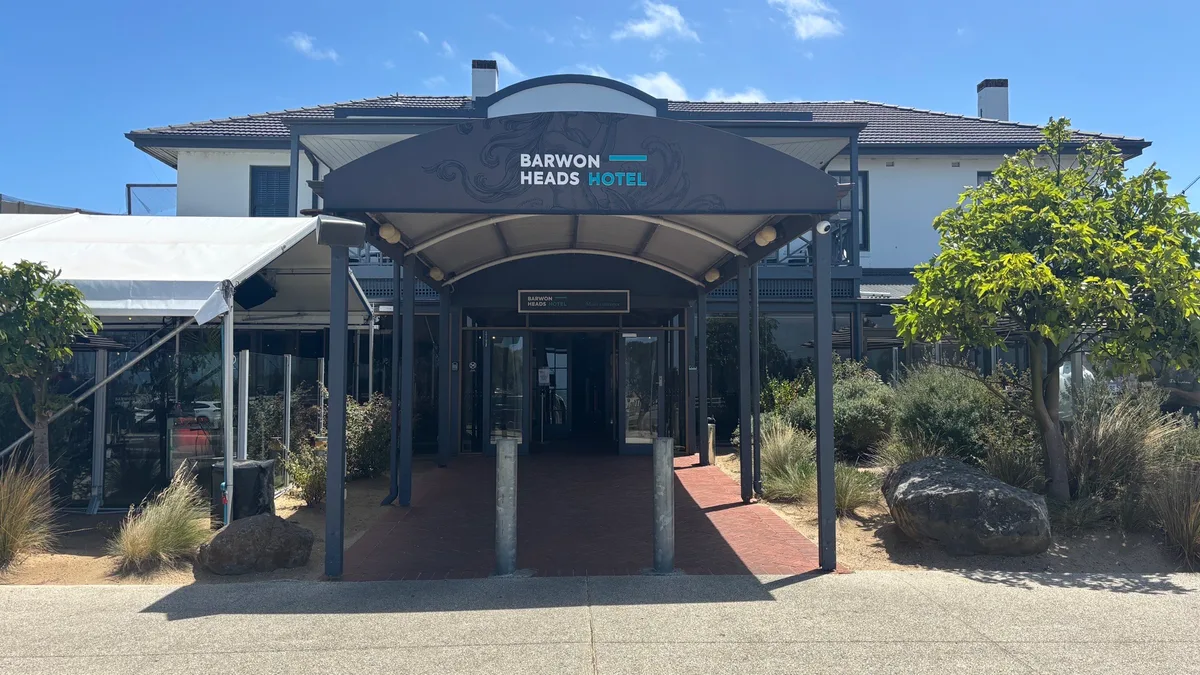 Kristof is 🥤 drinking at Barwon Heads Hotel with Nada.