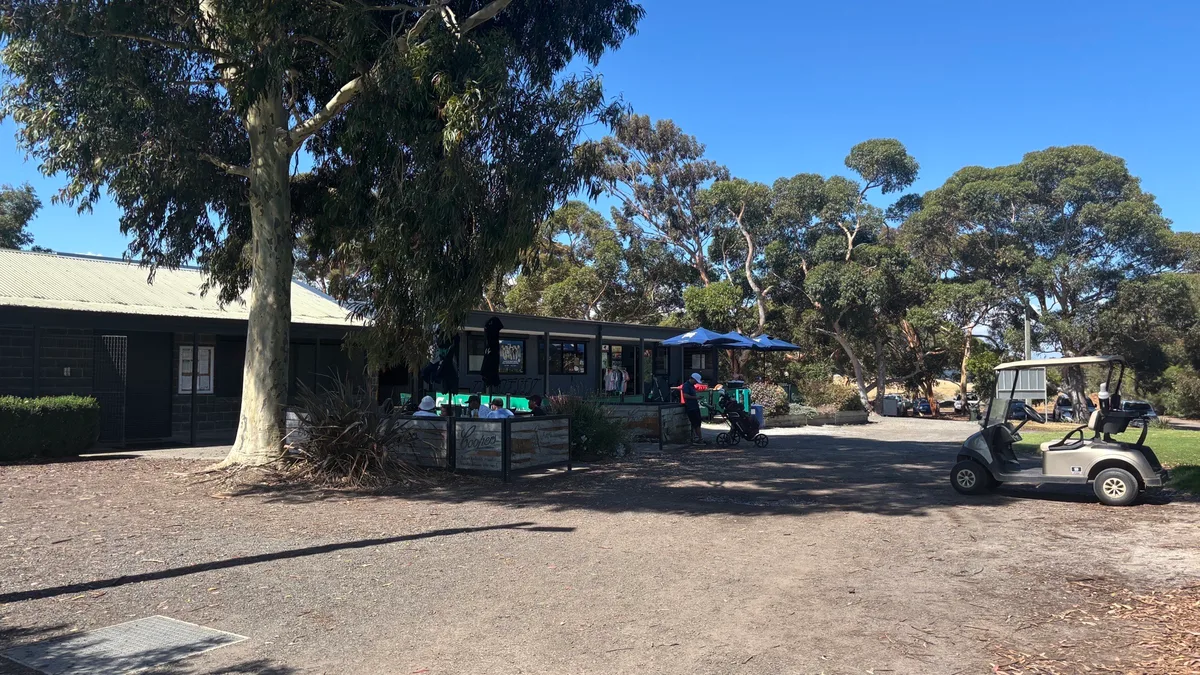 Kristof is 🏛️ visiting at Altona Lakes Golf Course.