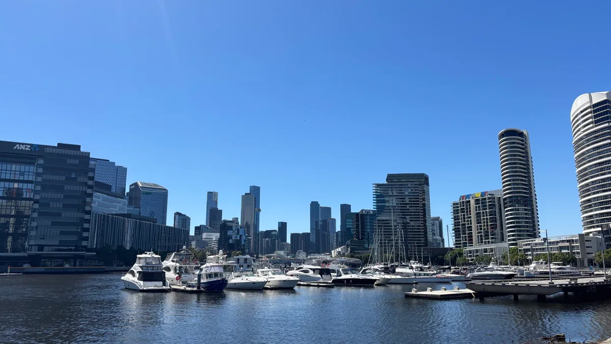 Kristof is 🌳 exploring in Docklands.