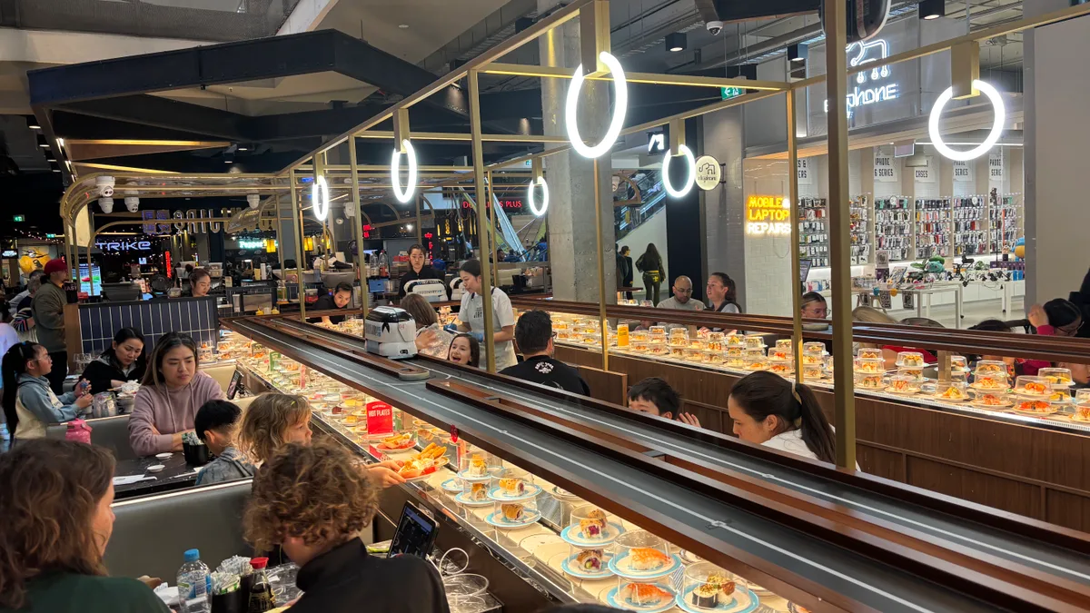 Kristof is 🍣 eating at Sushi Jiro Highpoint with Nada and Raphael.