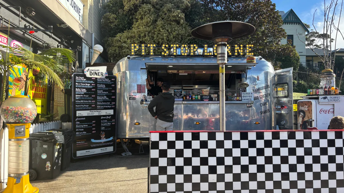Kristof is 🍽️ eating at Pit Stop Lorne with Raphael and Nada.