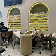 Luxie Beauty Bar logo
