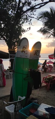 R surfing school bali logo