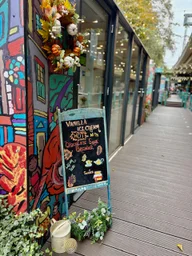 Kensington Gardens Tea & Chocolaterie logo