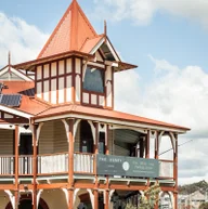 The Henry Blue Mountains logo