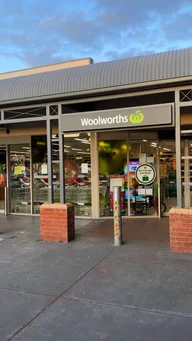 Woolworths Metro Williamstown logo