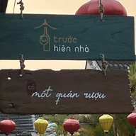 Trước Hiên Nhà Có Một Quán Rượu logo