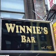 Winnie's Bar logo