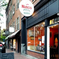 Nino's Pizza logo