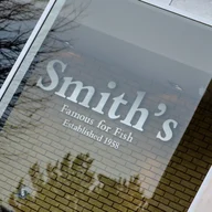 Smith's of Wapping logo