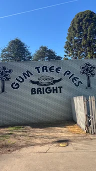 Gum Tree Pies Bright logo